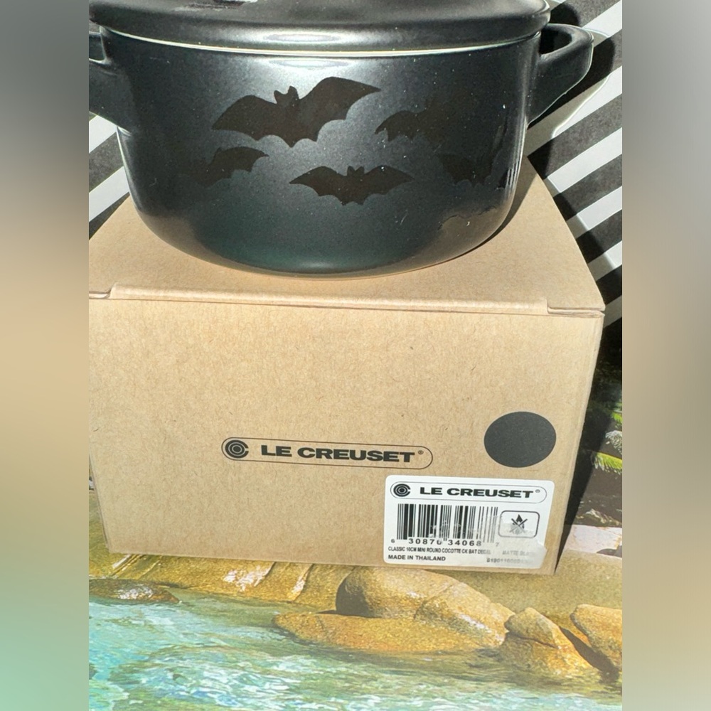 NIB Le Creuset Halloween Licorice Matte Black 10CM Halloween Bat Cocotte RARE - Picture 8 of 13